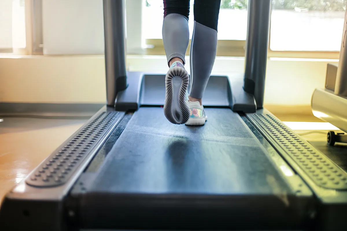 runner on treadmill - lowering glucose levels